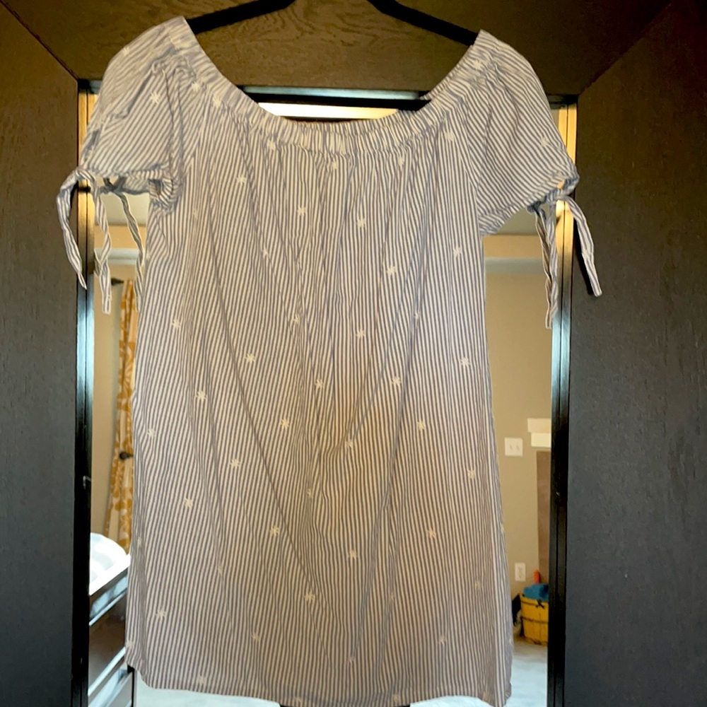 Mahina medium top…light blue & white stripe w/ small sewn on stars! Super cute!